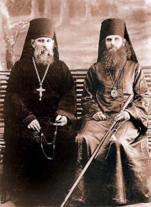 Архимандрит Ксенофонт (слева) и епископ Лев Нижнетагильский (справа). Фото 1923 г.
