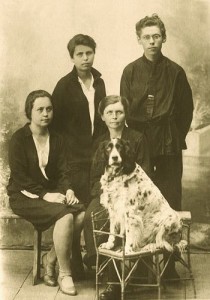 Отец Сергий Увицкий с семьей. 1930 г.